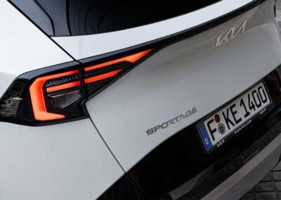 kia new sportage baseline my26 deluxe white static digital 1920x1080 015