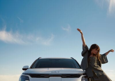 Niro EV MY25 SoMe Lifestyle Front with Talent FullFormat